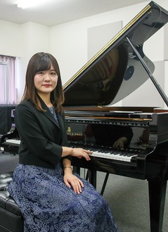 ピアノを前にする古海さん＝昭和音楽大学
