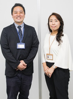 医療的ケア児等コーディネーターを務める加藤俊雄さん（左）と田極法恵さん＝7月8日撮影