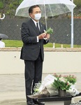 献花する黒岩知事（写真／神奈川県提供）