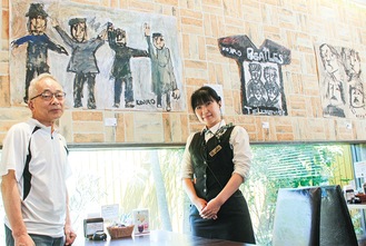 Kojiroさんの作品を前に金子さん（左）と礒部店長