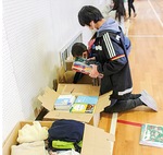 資源回収会には多くの本や衣服が集まった