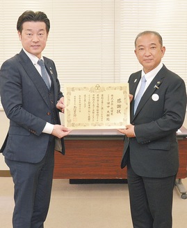 感謝状を手に田中社長（左）と本村市長