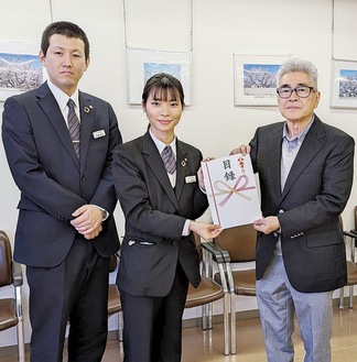 寄付を手渡す（左から）大楠主任と井上さん、受け取る渋谷会長