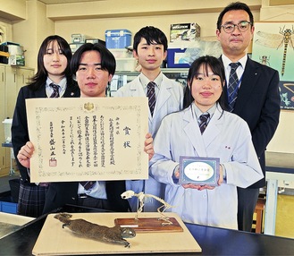 前列左から部員の小牧さん、前川知笑理さん（１年）、後列左から生井陽香さん（同）、栗田さん、と下口教諭