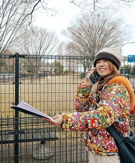 携帯ラジオを聴きながらスマホでレポートをする石原さん。この日（１月11日）の「答え」である県立相模原公園のドッグランから中継