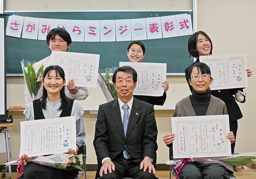 賞状を手に笑顔の受賞者ら