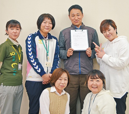 会の役員を務める、（後列左から）武田いずみさん、竹下陽子さん、黒沢愼五さん、土田陽子さん、（前列左から）樋山祐子さん、川崎典子さん