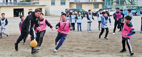 ラキ選手とバスケを楽しむ児童