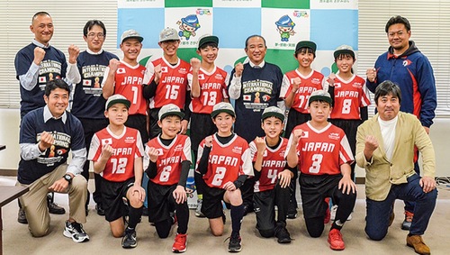 本村市長を訪問した石井ＧＭ、吉田英将ヘッドコーチ、八木英樹コーチ、薮田学コーチ、高崎純孝コーチ、山本順己事務局長、森本朱律さん、 尾形晃さん、大橋侑都さん、原田莉愛さん、鈴木洸詩郎さん、粂井仁さん、 藪田凜来さん、芦野開さん、藤曲海音さん、高崎純一郎さん