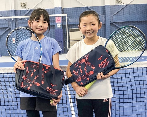 優勝した澤田珠希さん㊧と準優勝の澤田楓さん