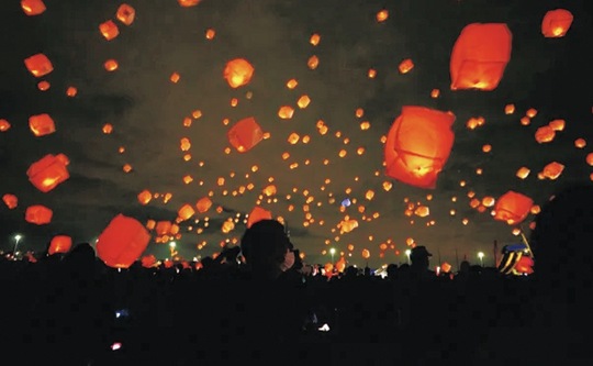 初日の夕刻にはランタンをあげ幻想的な世界を生み出す
