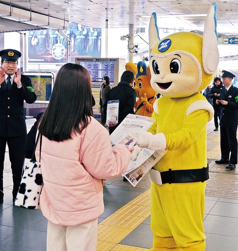 通行人に啓発チラシを手渡す神奈川県警のマスコット・ピーガル君