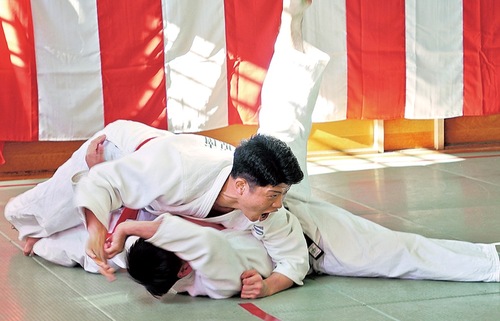 気迫の技で会場が沸いた柔道高点試合
