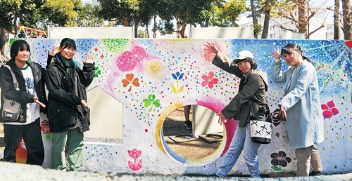 完成したプレイウォールを披露する３年生