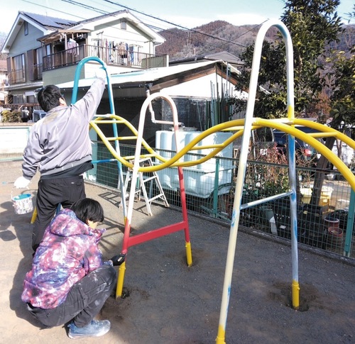 隅々まで丁寧に作業＝主催者提供