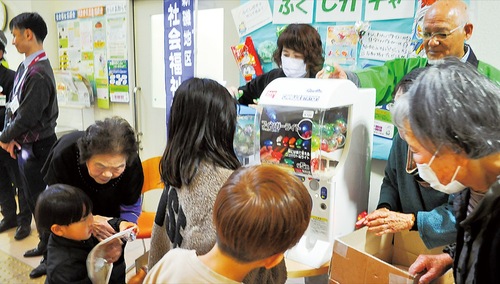 カプセルトイを楽しむ子どもたち