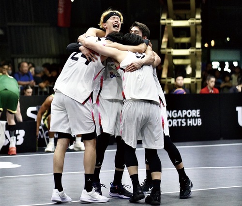 オーストラリア戦で歓喜する井後選手と日本代表チーム＝同チーム関係者提供