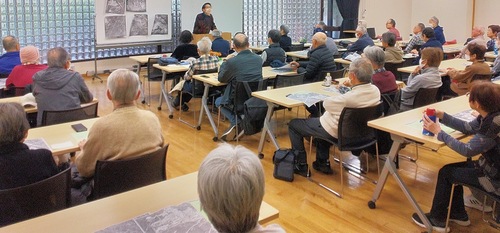 航空写真を見ながら相模原の歴史を学ぶ参加者