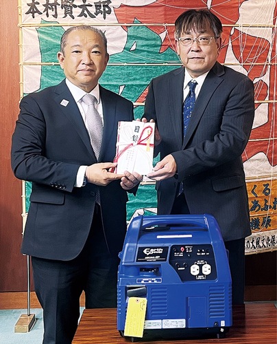 発電機を寄贈した深澤支部長（右）と本村市長