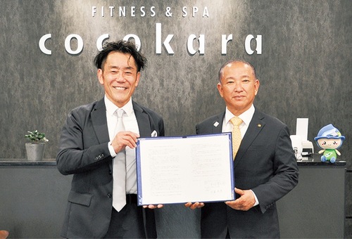 協定を結んだ加藤社長（左）と本村賢太郎市長
