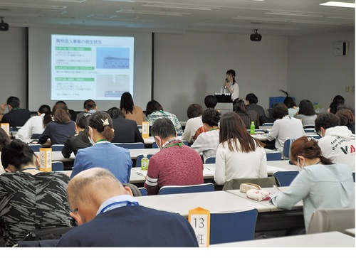 栄養士や調理師らが参加した研修会の様子