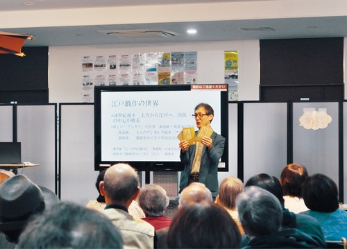 所蔵本を解説する風間氏