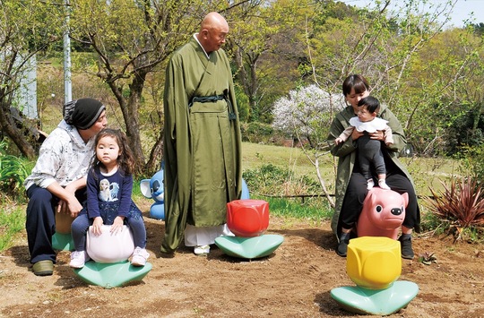 伊勢原の寺院に移転した遊具で遊ぶ幼児ら（中央が宇都宮住職）