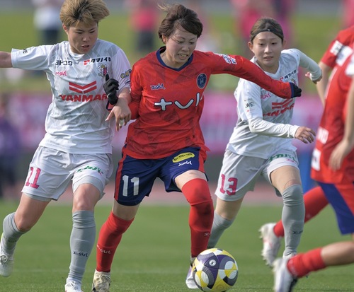 競り合う浜田選手＝ＷＥリーグ提供