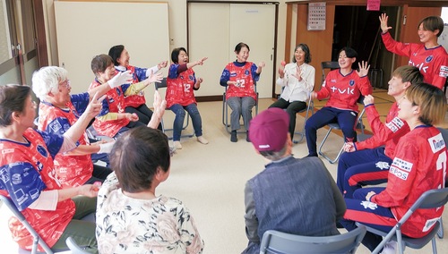 ユニフォームを着て交流会に参加する茜の会のメンバー