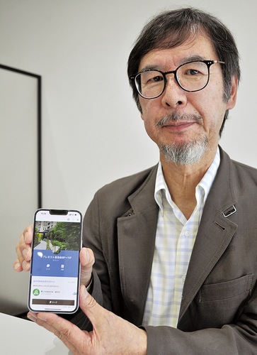 回覧板代わりの公式ＬＩＮＥを紹介する高橋さん