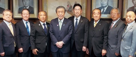 森山幹事長（左から４番目）と面会した会のメンバーと首長ら