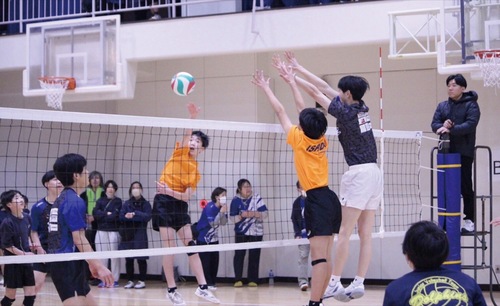 南区相南にある東海大相模高等学校の体育館で行われた第1回EASTBLUECUPの様子。高校生（黒いTシャツ）と一緒に競技をする小学生（オレンジのTシャツ）＝同校提供