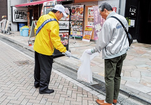 黙々とゴミを拾う参加者