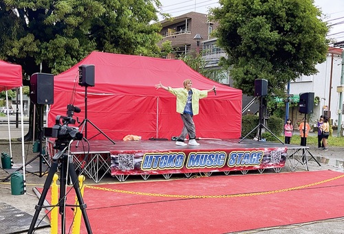 パフォーマンスをする岸田さん