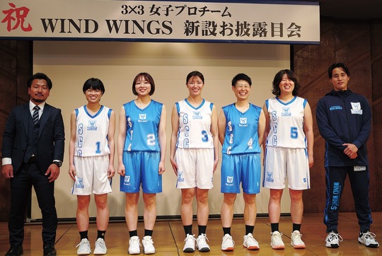 登壇した選手たちと槻舘代表（左）