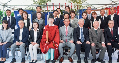 地鎮祭の様子。前列右から４人目が赤間理事長