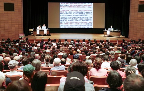 熱心に聞き入る来場者