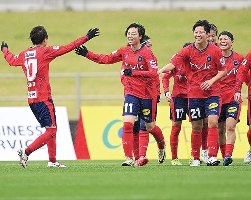 先制点を決めた浜田選手（中央）に駆け寄る選手＝WEリーグ提供