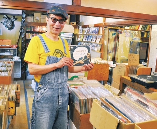 レコードを紹介する早川さん。移転前の店舗にて２０２３年撮影