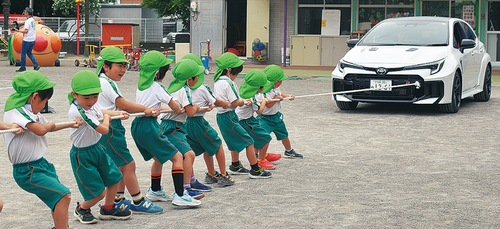 車両を引っ張る園児