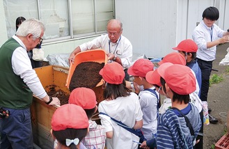 コンポストを見学する児童たち