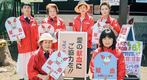 献血の協力を呼びかけたメンバーたち