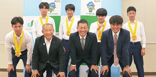 相陽クラブの選手たちと内藤監督ら