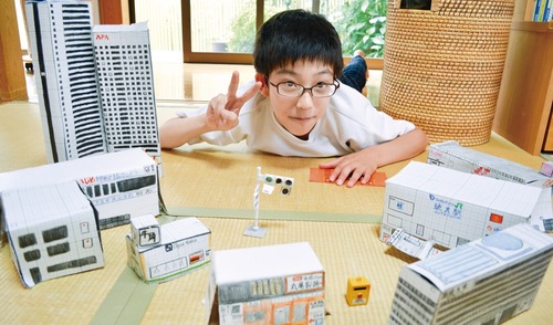 自作の「建築物」などに囲まれポーズを決める前田さん。創作時のＢＧＭはサザン。お気に入りは「YaYa」