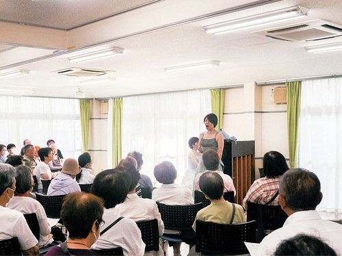 柚季さんの声に聴き入る