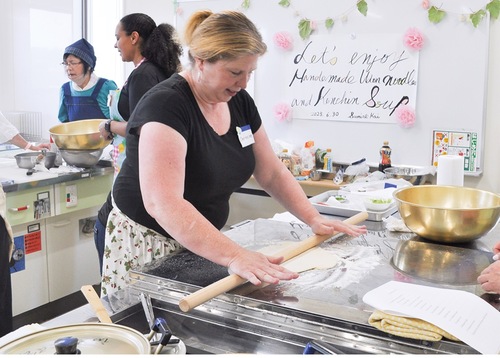 生地伸ばしに真剣なまなざし