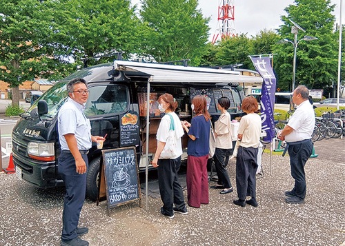 市庁舎前のキッチンカー
