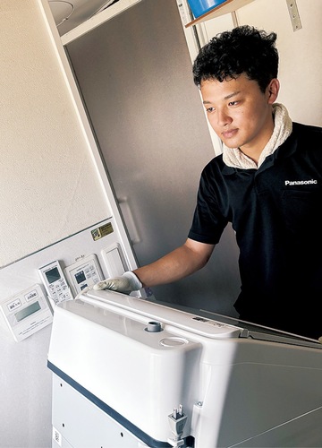 洗濯機を運ぶ大谷さん＝本人提供