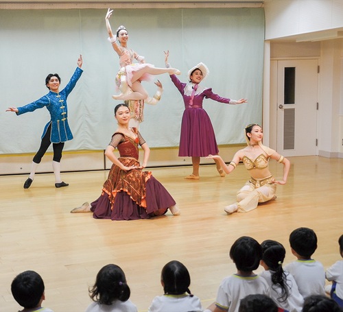 園児の前で踊るプロのバレリーナ