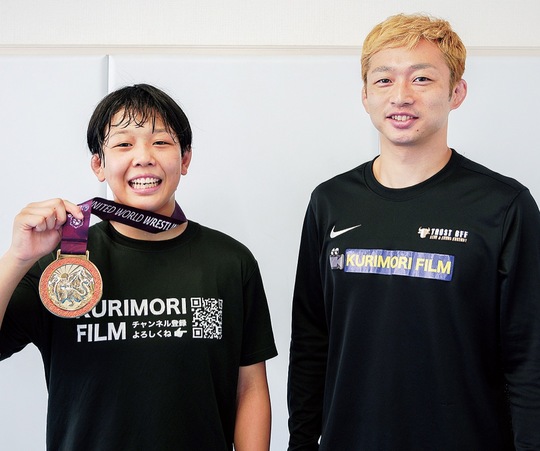 メダルを手にする鈴木さんと栗森コーチ